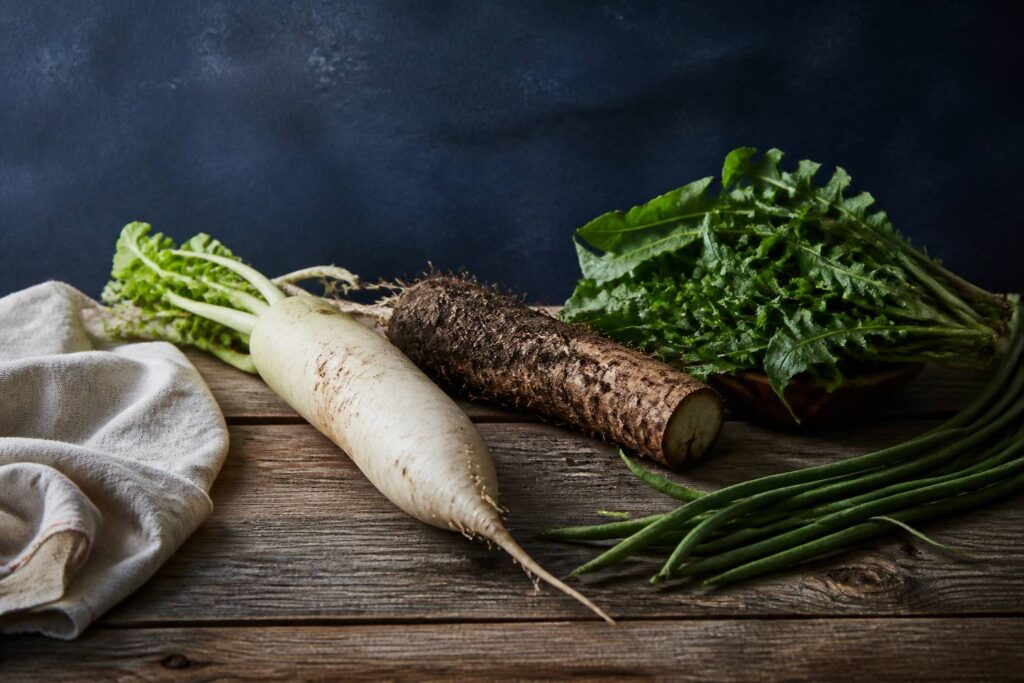 Légumes en D disposés sur une table en bois