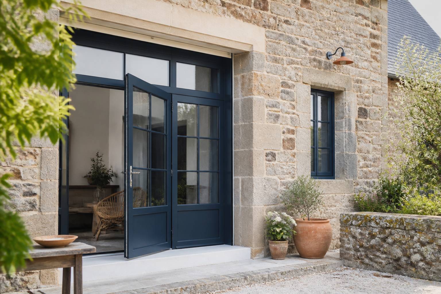 Menuiserie extérieure en métal posée sur une maison rurale en pierre bretonne