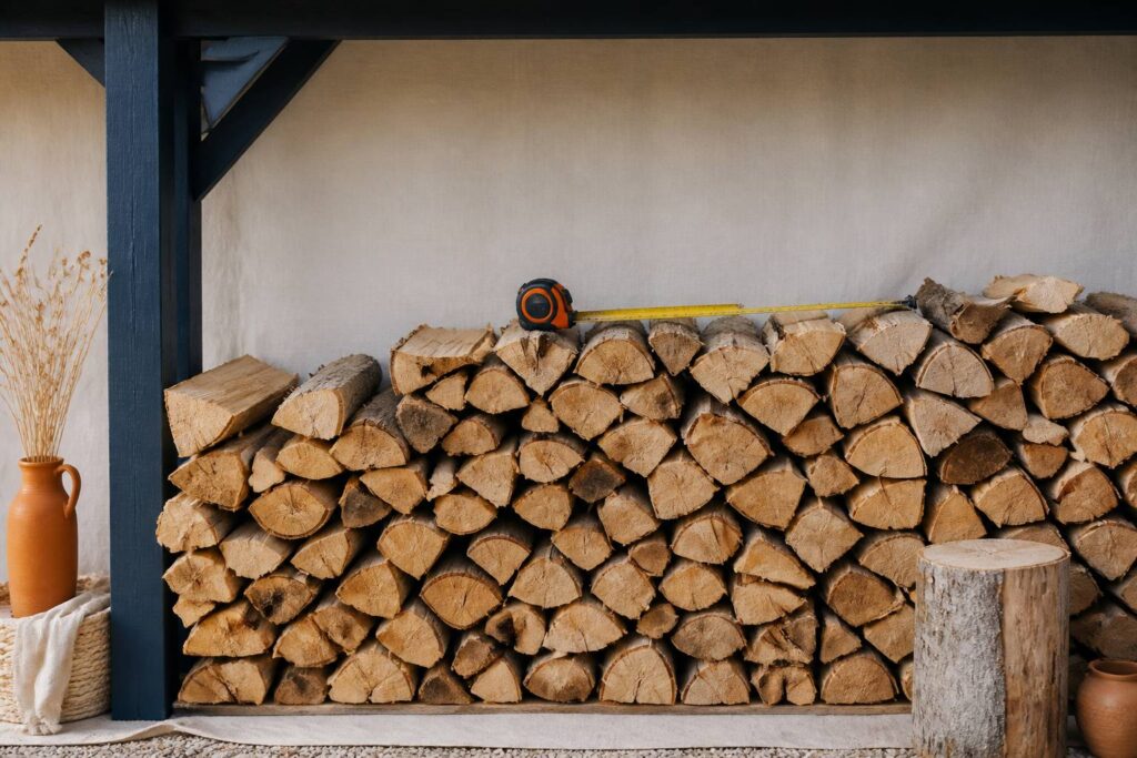 Pile de bûches de 33 cm bien rangées sous un auvent